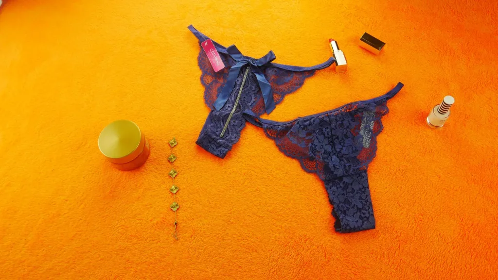 String en dentelle avec nœud