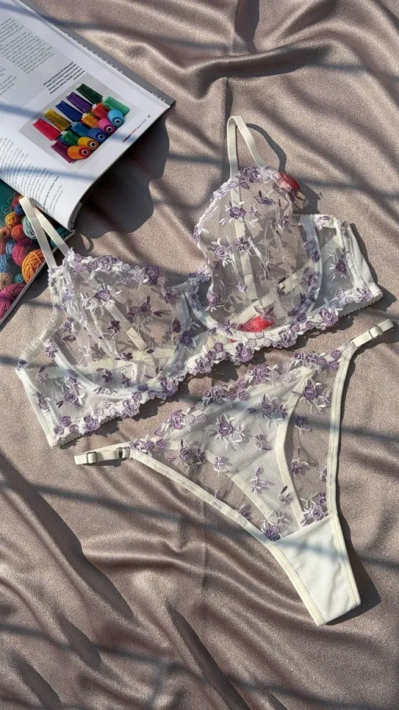 Ensemble lilas soutien et string en dentelle — Pour L lingerie de luxe